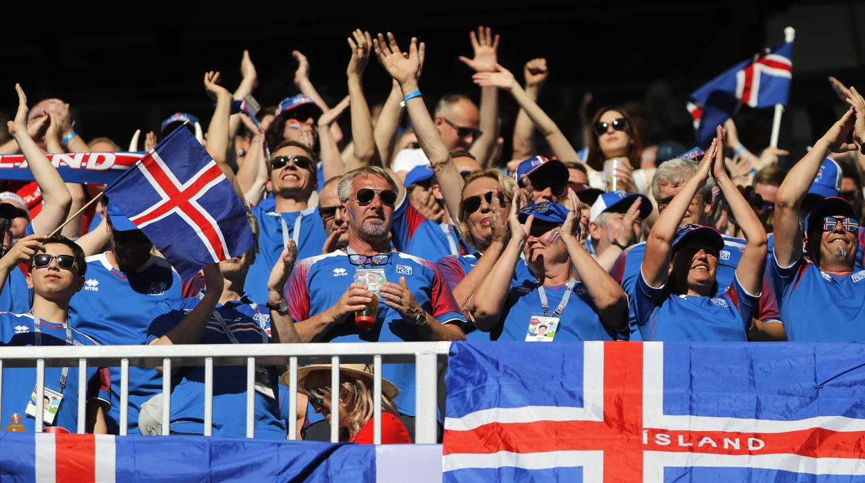 Aficionados de Islandia en el estadio de Volgogrado del Mundial de Rusia, antes del partido contra Nigeria
