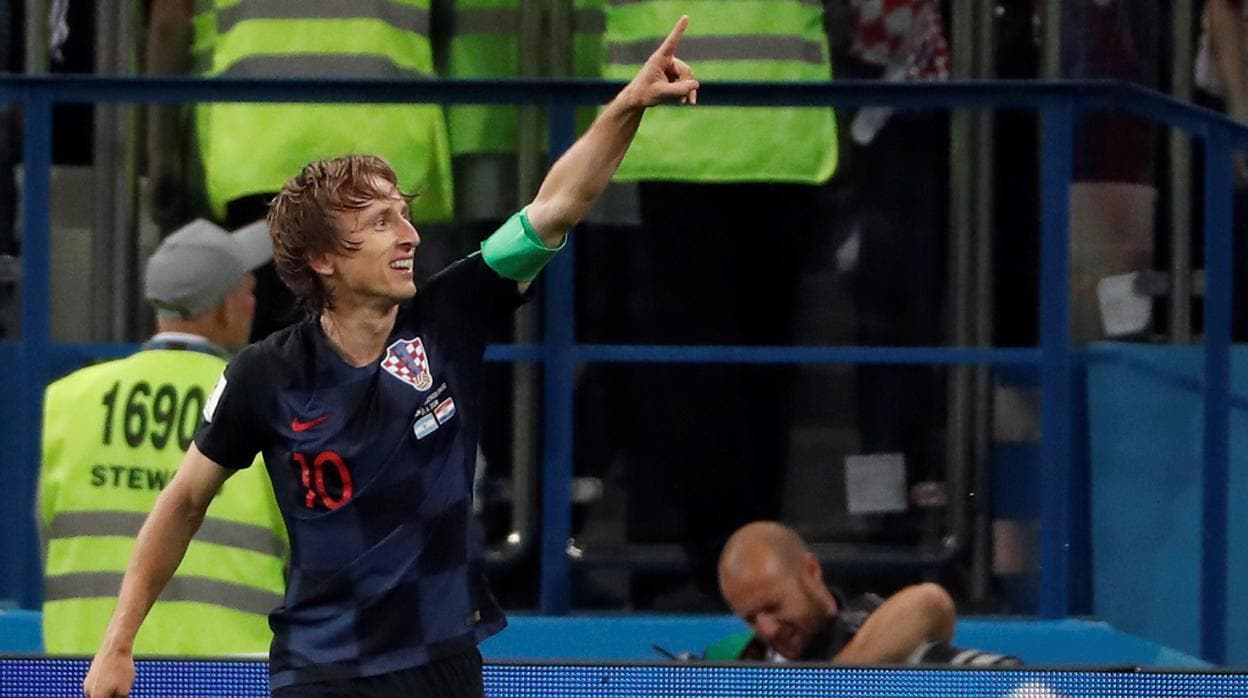 Luka Modric celebra su gol contra la selección argentina