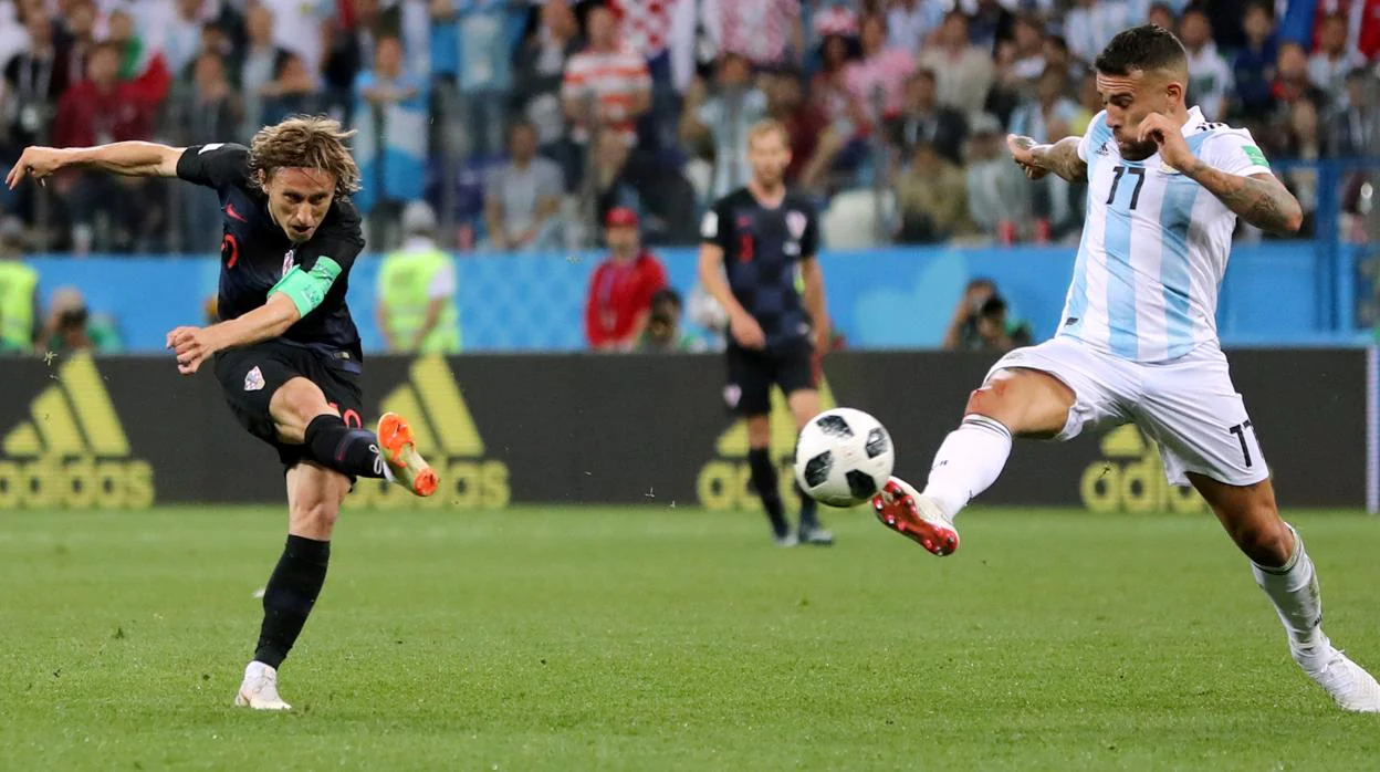 Modric realizando el disparo que acabó en gol frente a Argentina