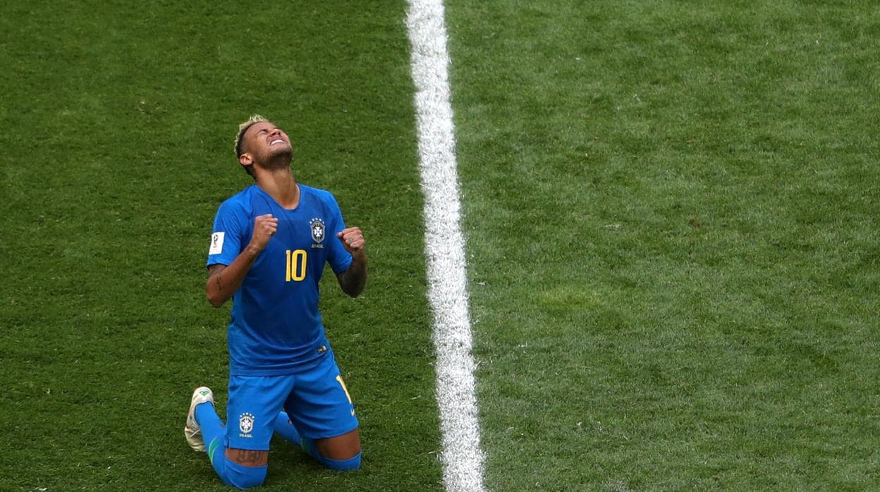 Neymar, arrodillado al término del partido