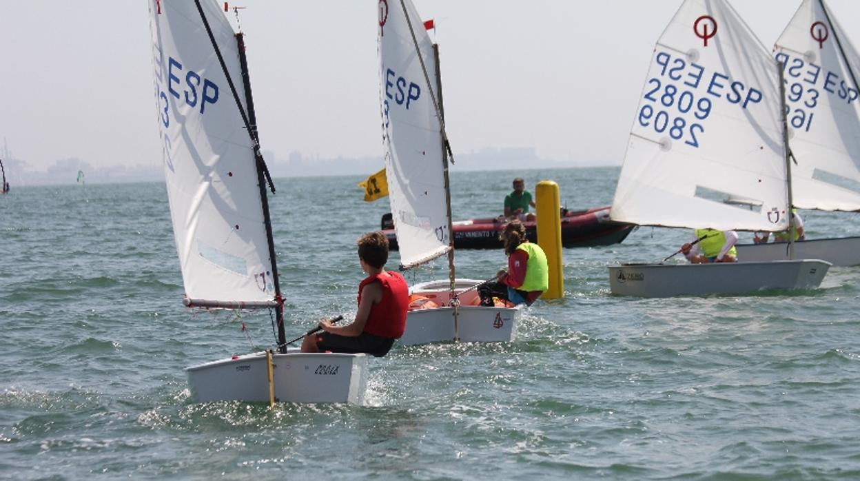 Puerto Sherry llega líder a la última jornada del andaluz por equipos de Optimist