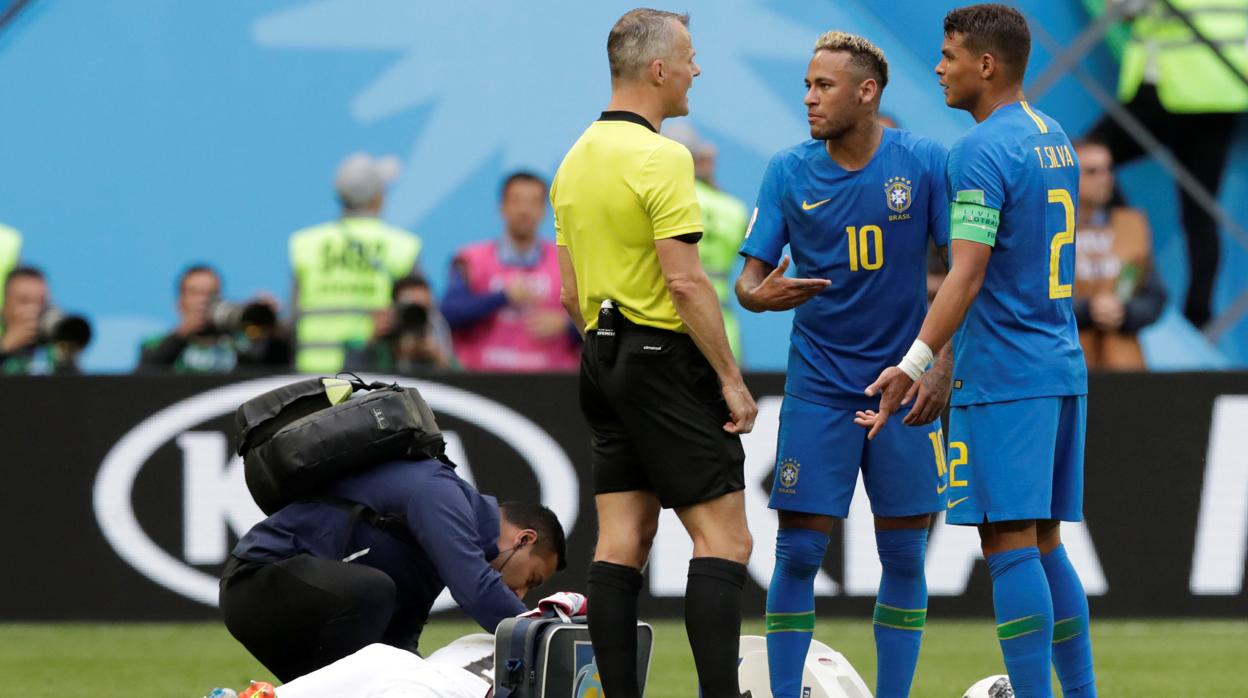 Neymar y Thiago Silva, con el árbitro de su partido ante Costa Rica