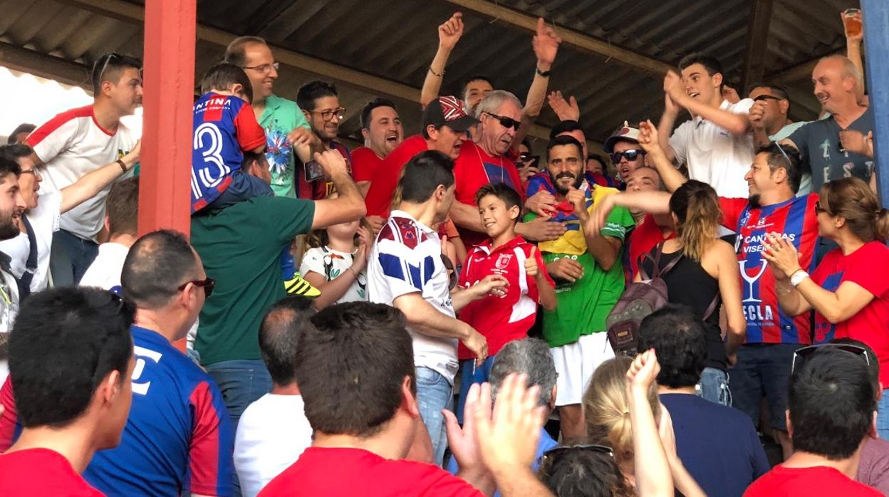 Dani Güiza, felicitado por la afición del Yeclano tras lograr el ascenso con el Atlético Sanluqueño