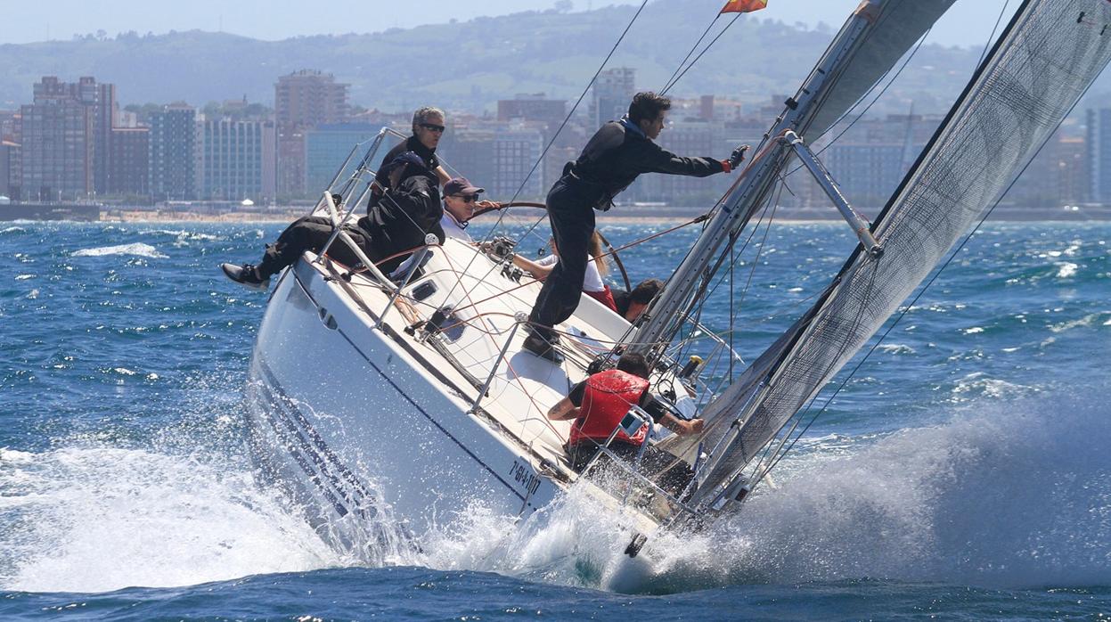 El «GS1», de Fernando Alonso vencedor absoluto de la XX Regata Isastur