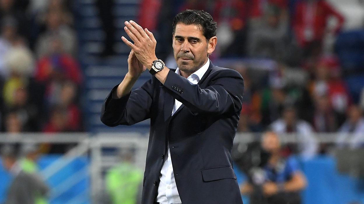 Fernando Hierro aplaude al término del partido ante Marruecos