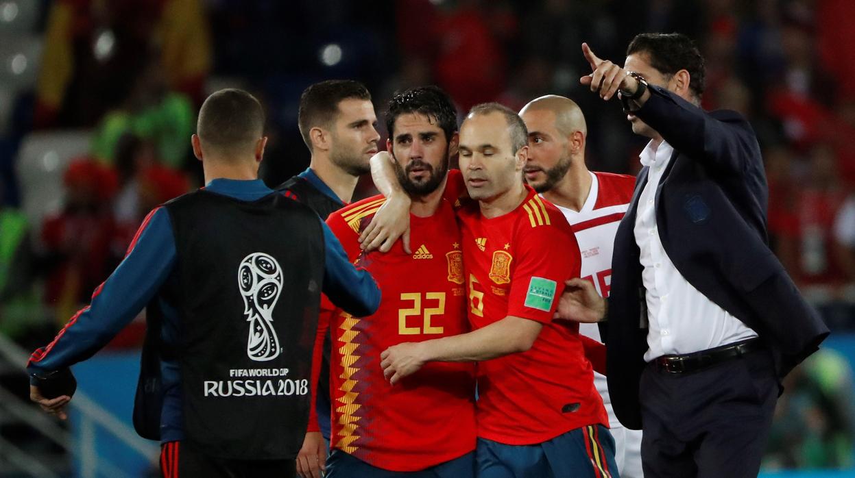 Isco, abrazado por Iniesta tars el partido ante Marruecos