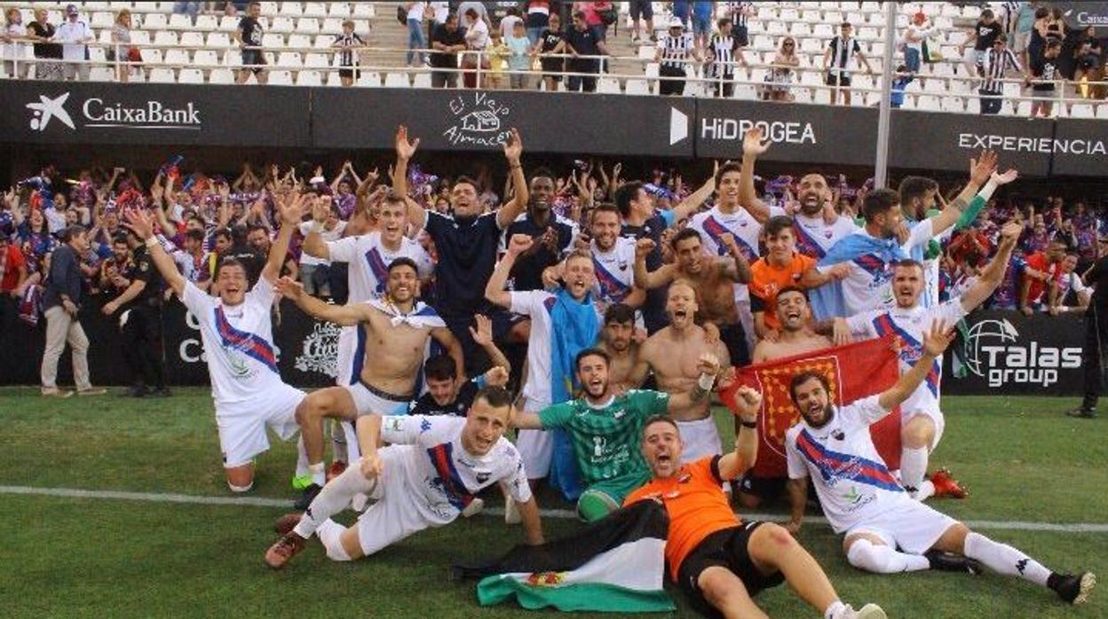 Los jugadores del Extremadura celebran el ascenso del equipo