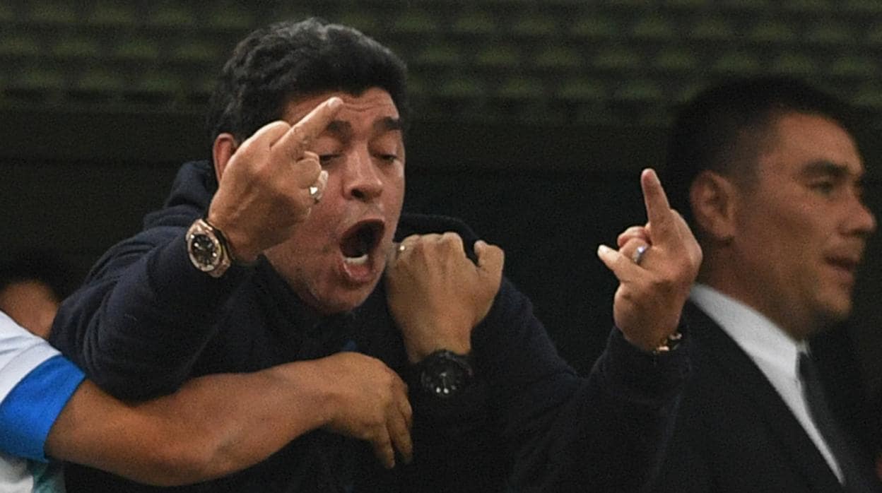 Maradona, durante el partido de Argentina frente a Nigeria