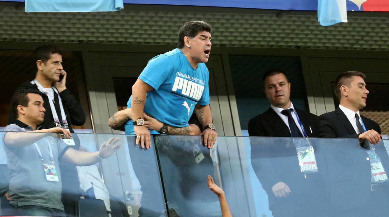 Maradona durante el partido entre Argentina y Nigeria