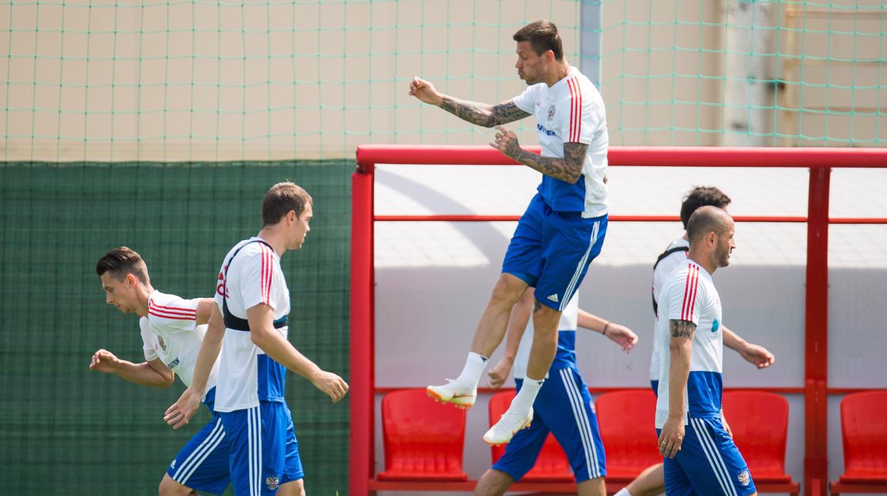 El jugador ruso, Smolov, durante el entrenamiento de ayer