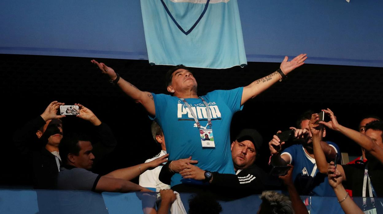 Maradona, durante un partido de Argentina en Rusia 2018