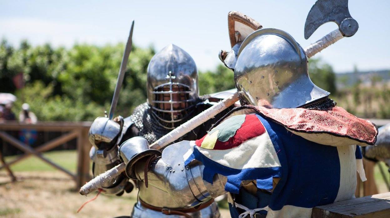 Dos luchadores de combate medieval se baten en duelo