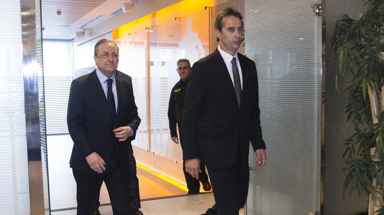 Lopetegui, junto a Florentino Pérez el día de su presentación como entrenador del Madrid