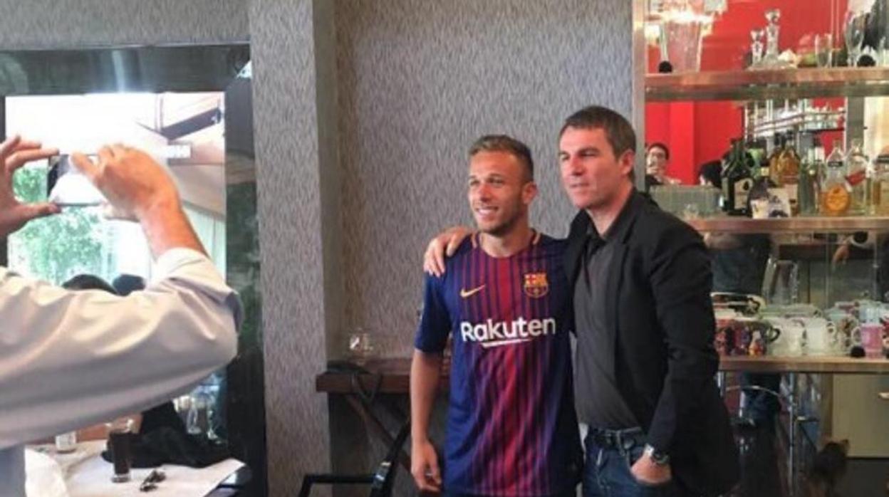 Arthur se fotografió con la camiseta del Barcelona junto a Robert Fernández