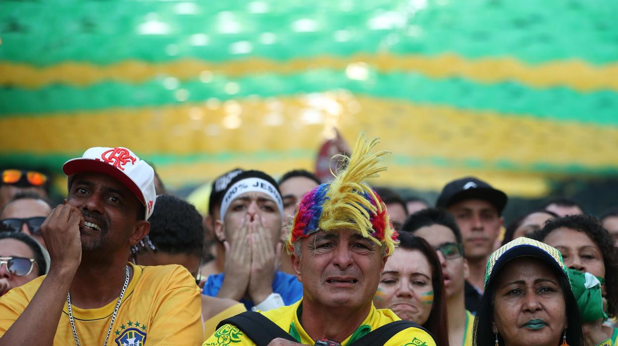 Brasileños desconsolados tras la derrota de su equipo