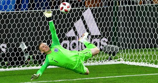 Pickford detiene un penalti a Colombia