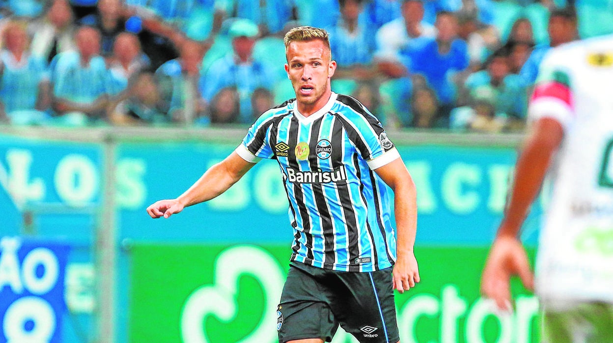 Arthur durante un partido con Gremio de Porto Alegre