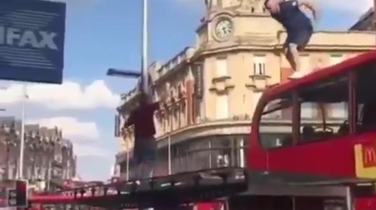 Un aficionado inglés se lanza desde el techo de un autobús