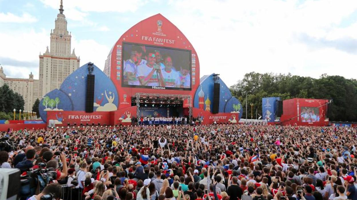 La selección rusa es recibida por sus compatriotas en la fan zone de Moscú