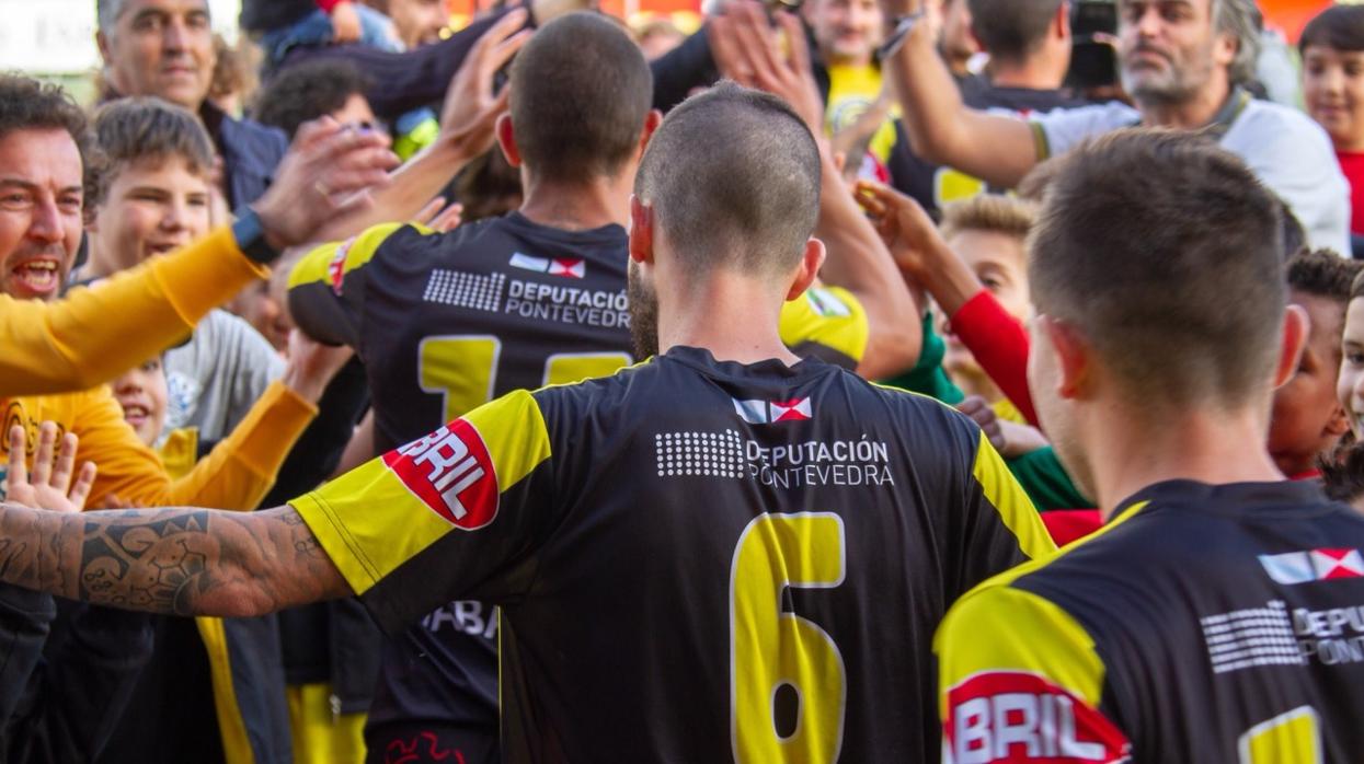 Los jugadores del Rápido de Bouzas, felicitados por su afición la pasada temporada