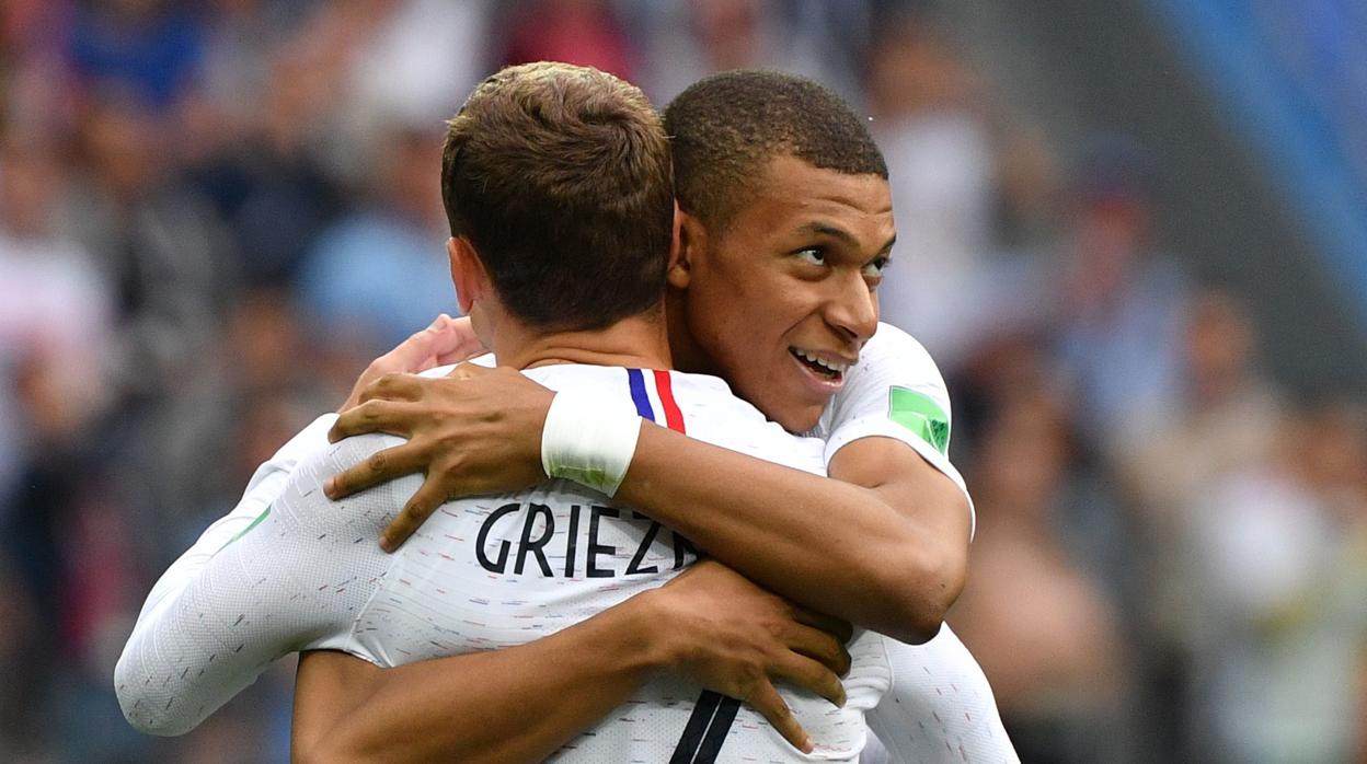 Mbappé y Griezmann celebran la victoria ante Uruguay