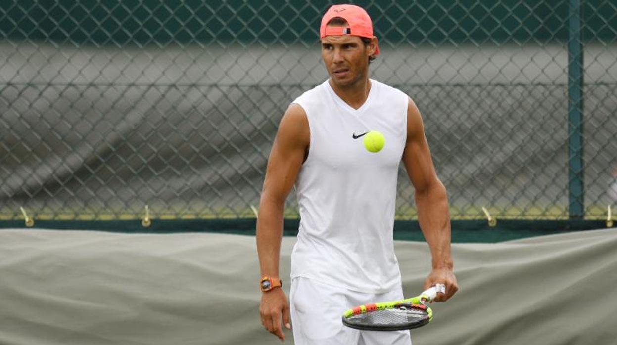 Rafael Nadal se entrena en el All England Lawn Tennis Club, Wimbledon