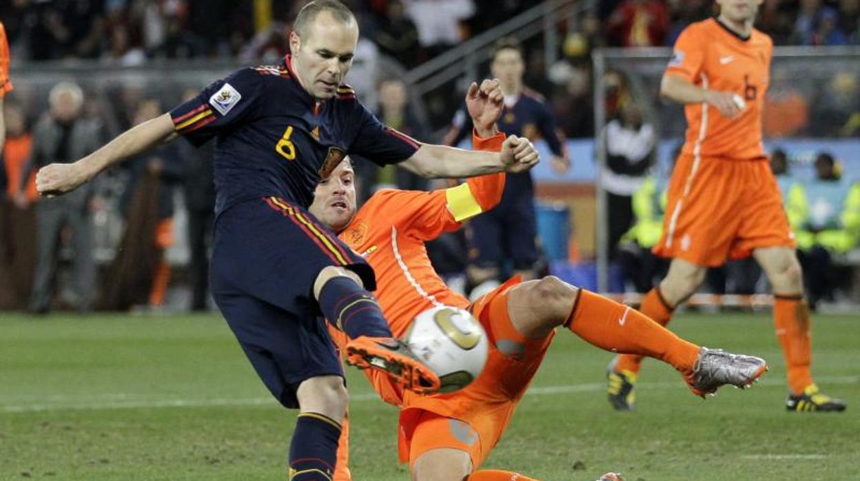 Andrés Iniesta anotando el gol decisivo en la final del mundial 2010