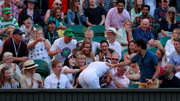 Rafa Nadal acabó en la grada tras intentar salvar una bola