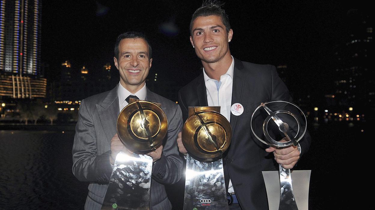 Mendes con su representado Cristiano Ronaldo, en una entrega de premios en Dubai en 2011