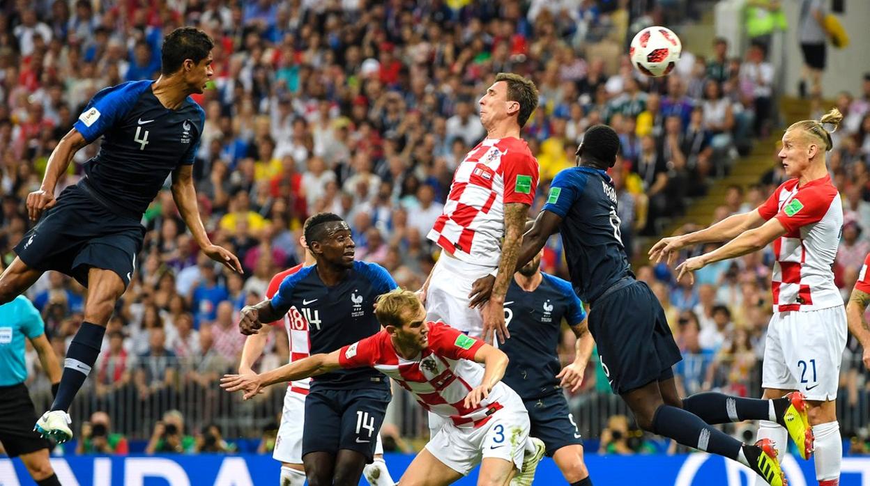 Polémica en el primer gol de la final del Mundial