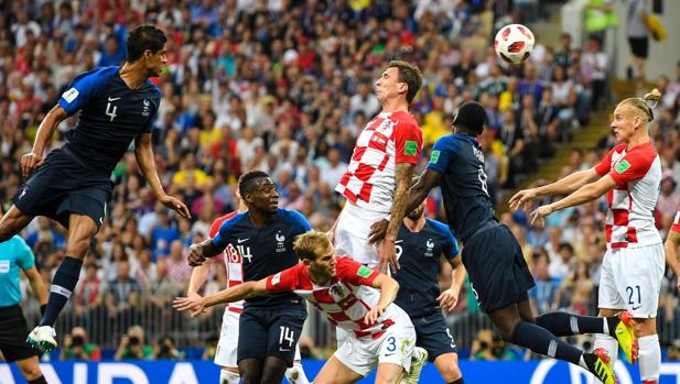 Polémica en el primer gol de la final del Mundial