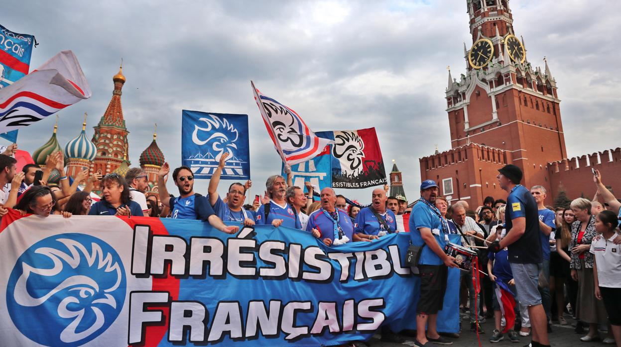 Aficionados franceses en Moscú, donde hoy se disputa la final del Mundial