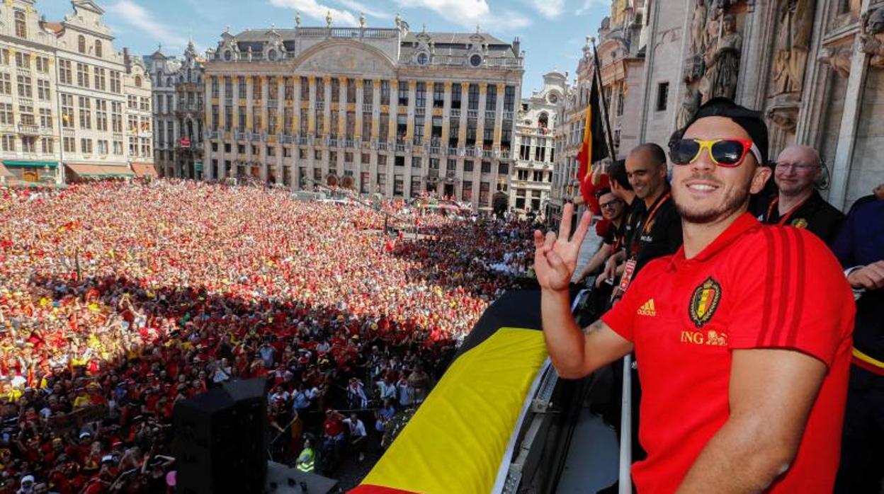 El capitán de la selección de Bélgica animando la celebración de su tercer puesto en el Mundial
