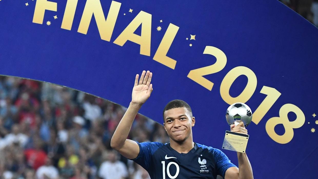 Mbappé, con el trofeo al mejor jugador joven del Mundial