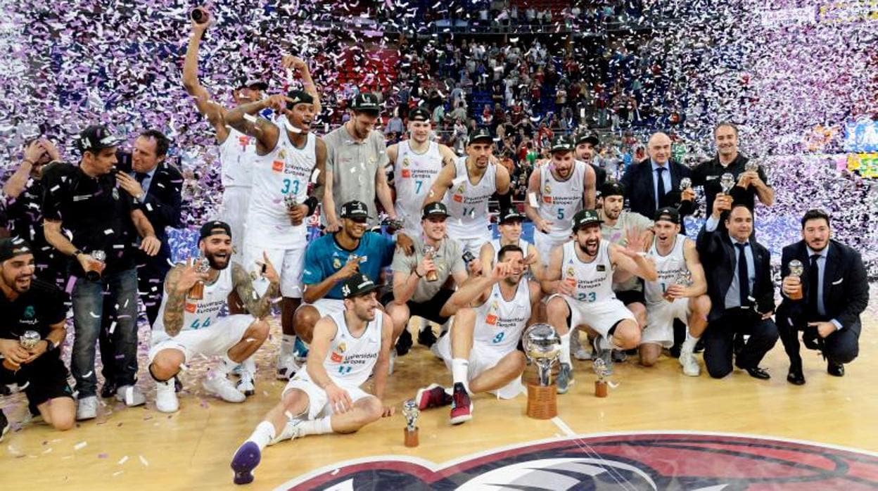El Real Madrid celebra el título de liga 2017-18, su trigésimo cuarta ACB