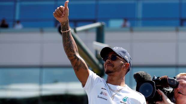 Hamilton renueva con Mercedes hasta 2020