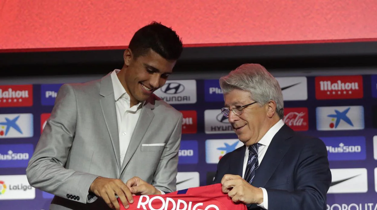 Rodrigo, en su presentación como nuevo jugador del Atlético de Madrid, junto a Enrique Cerezo