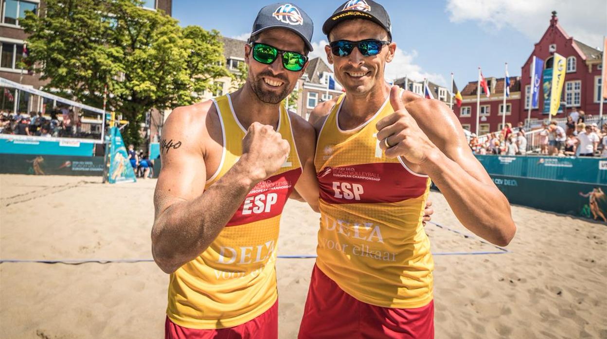 Herrera y Gavira, durante el Campeonato Europeo de voley playa