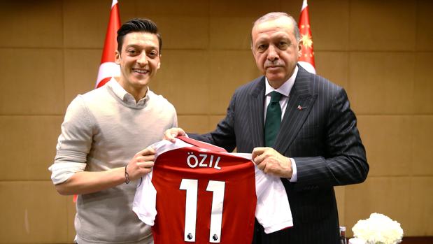 Ozil renuncia a la selección alemana por «racismo y falta de respeto» tras su foto con Erdogan