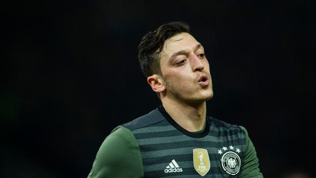 Tormenta política en Alemania por el plantón de Ozil a la selección