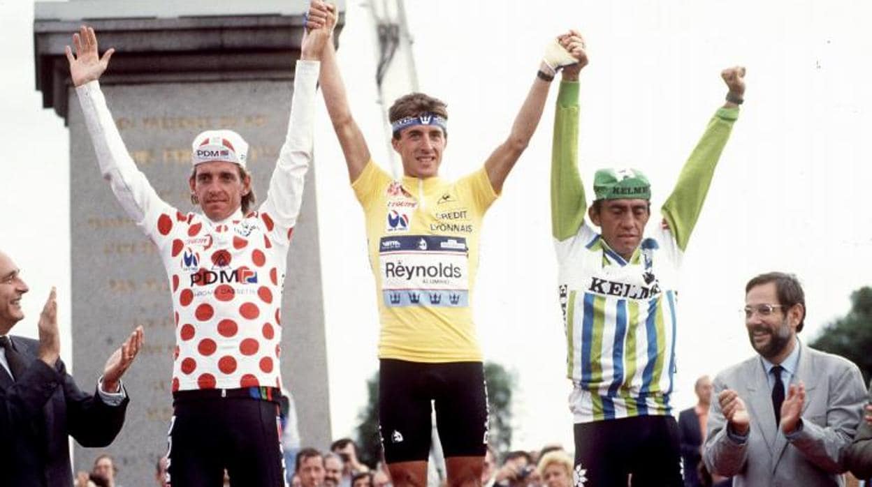 Perico Delgado en el podio del Tour de 1988 con el equipo Reynolds