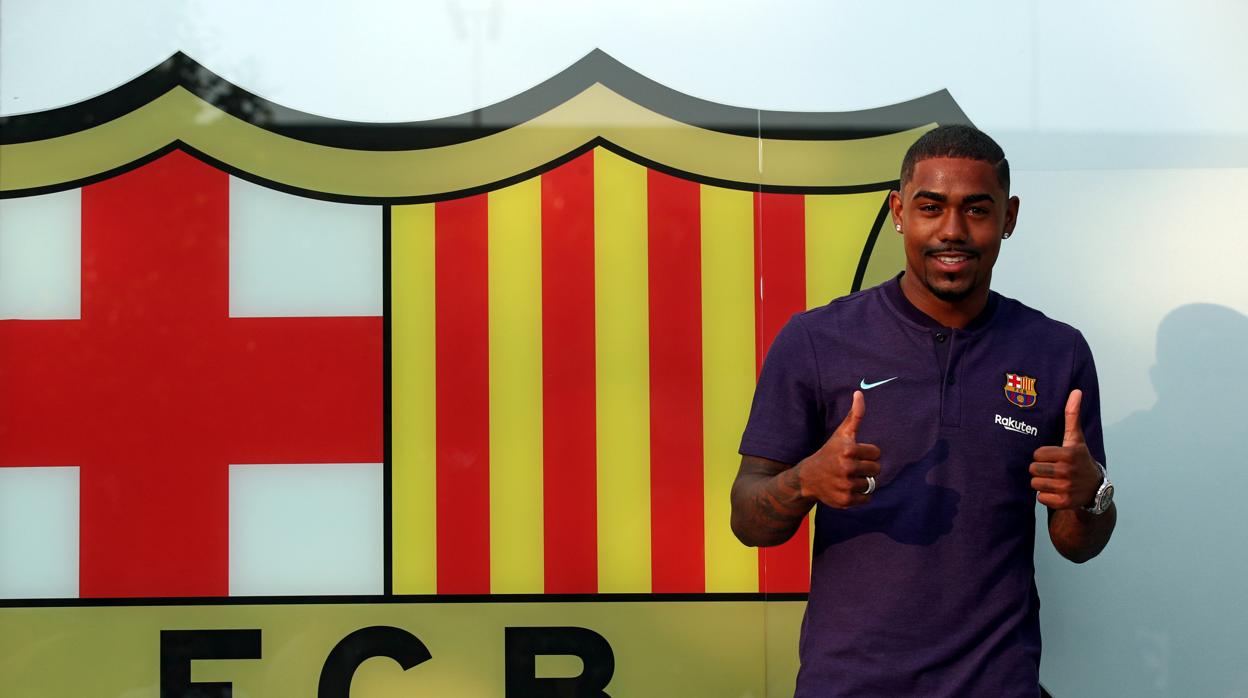 Malcom posa satisfecho ante el escudo del Barcelona