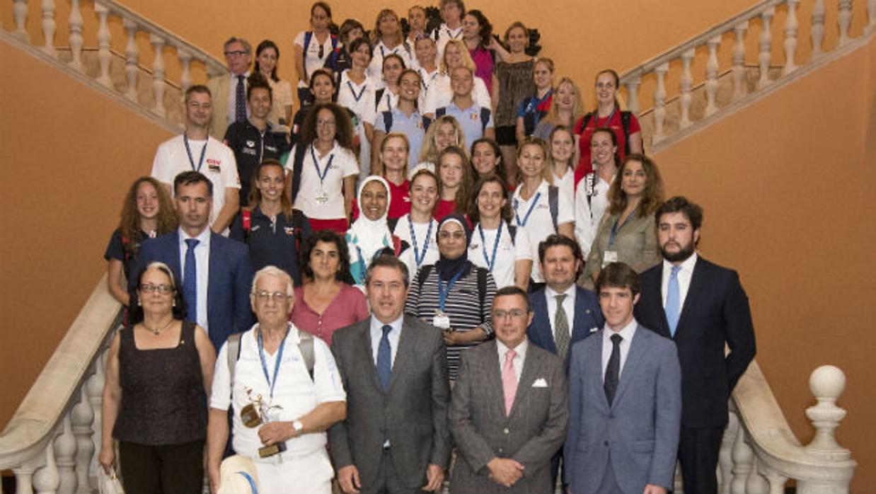 El alcalde de Sevilla, Juan Espadas, junto a representantes de las delegaciones participantes