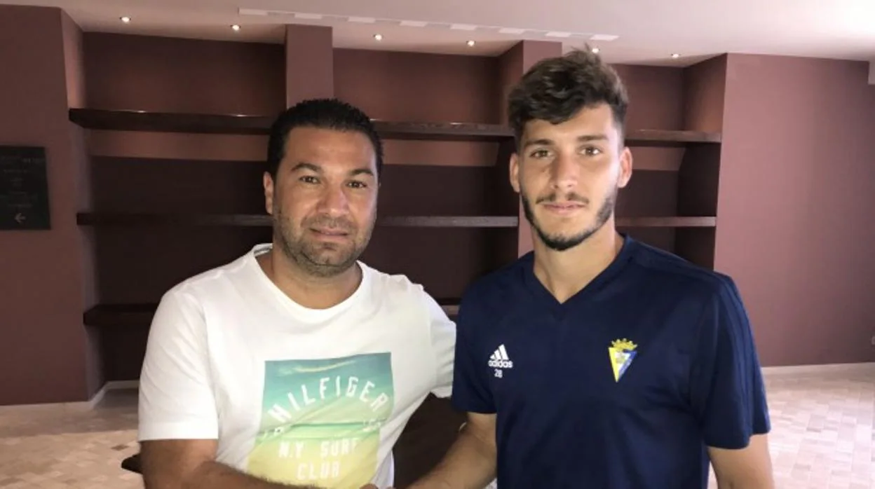 Toro amplía su contrato con el Cádiz CF hasta 2021