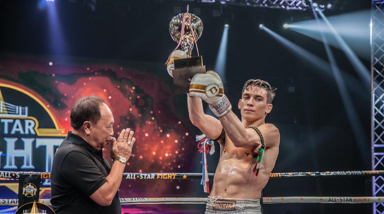 El luchador italiano Mathias Gallo celebra su triunfo en el All Star Fight