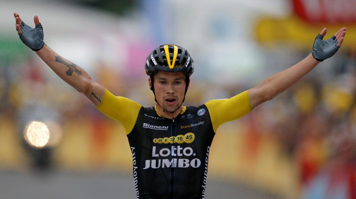 Roglic pasando por la meta de la décimonovena etapa del Tour de Francia