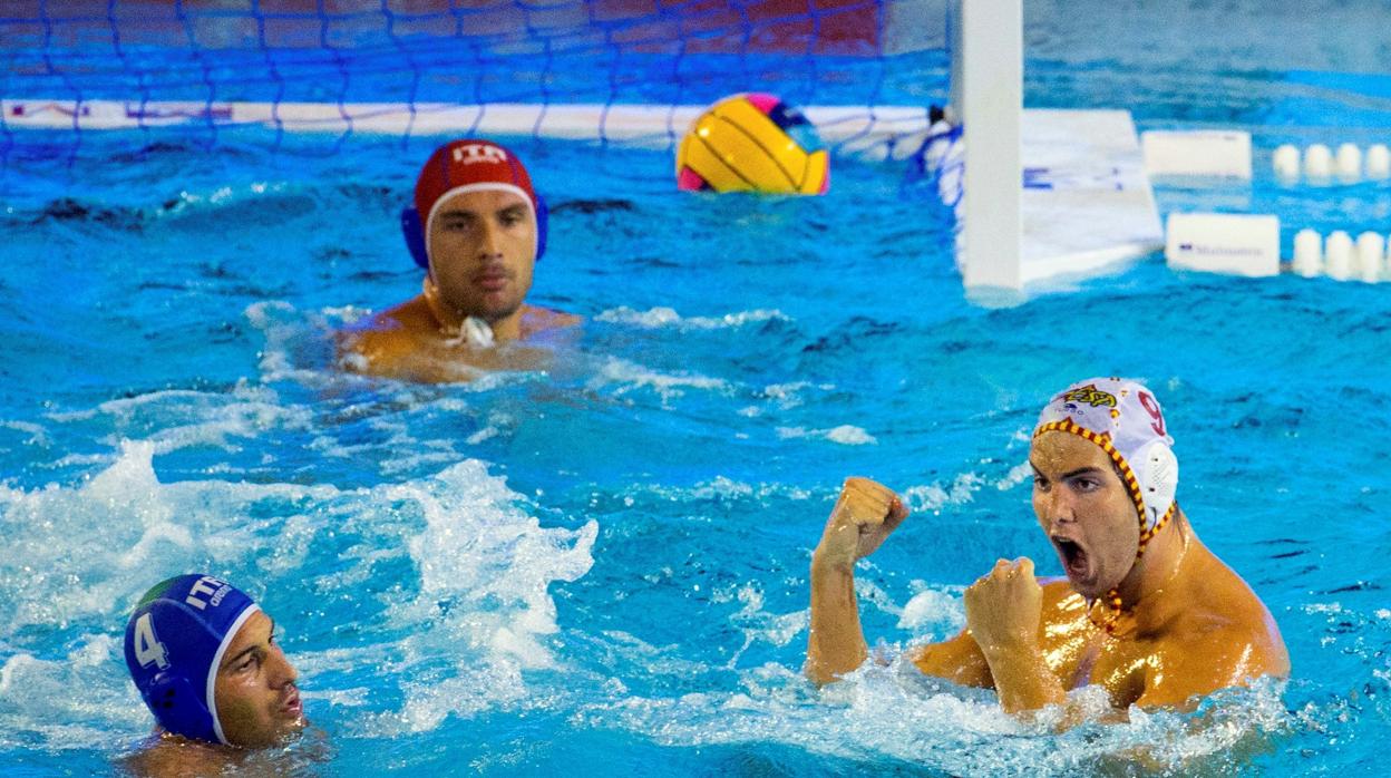 El boya de la selección española Roger Tahull celebra un gol ante Italia