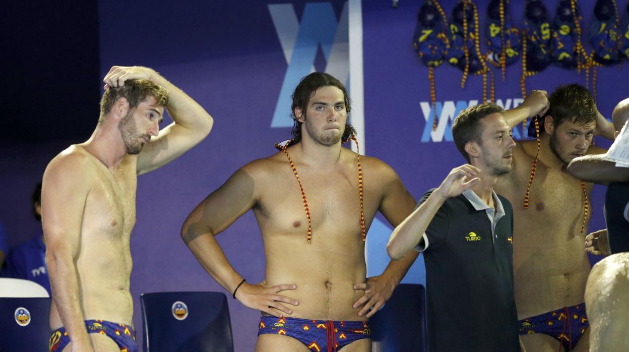 Jugadores de la selección española tras su derrota ante Serbia en la final del Europeo de Waterpolo