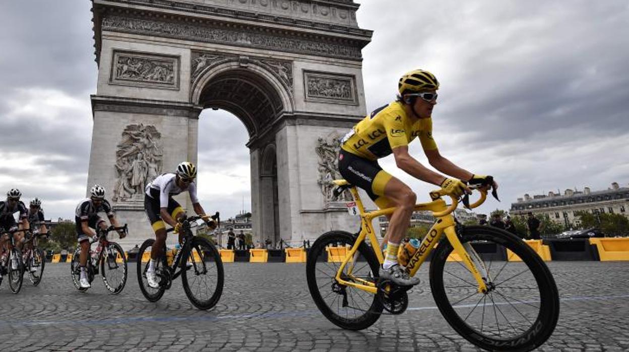 Geraint Thomas, ganador de la 105ª edición del Tour, pasa por Arco de Triunfo parisino