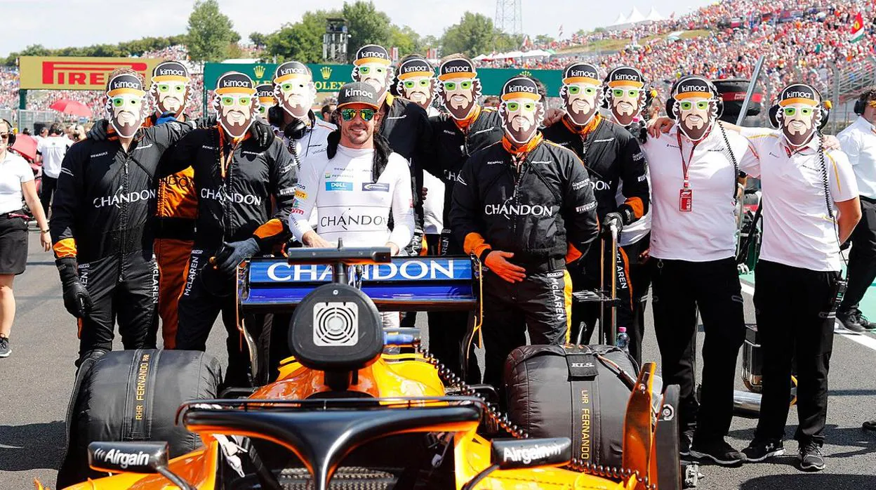 Los mecánicos de Fernando Alonso le desean un feliz cumpleaños con caretas con su cara